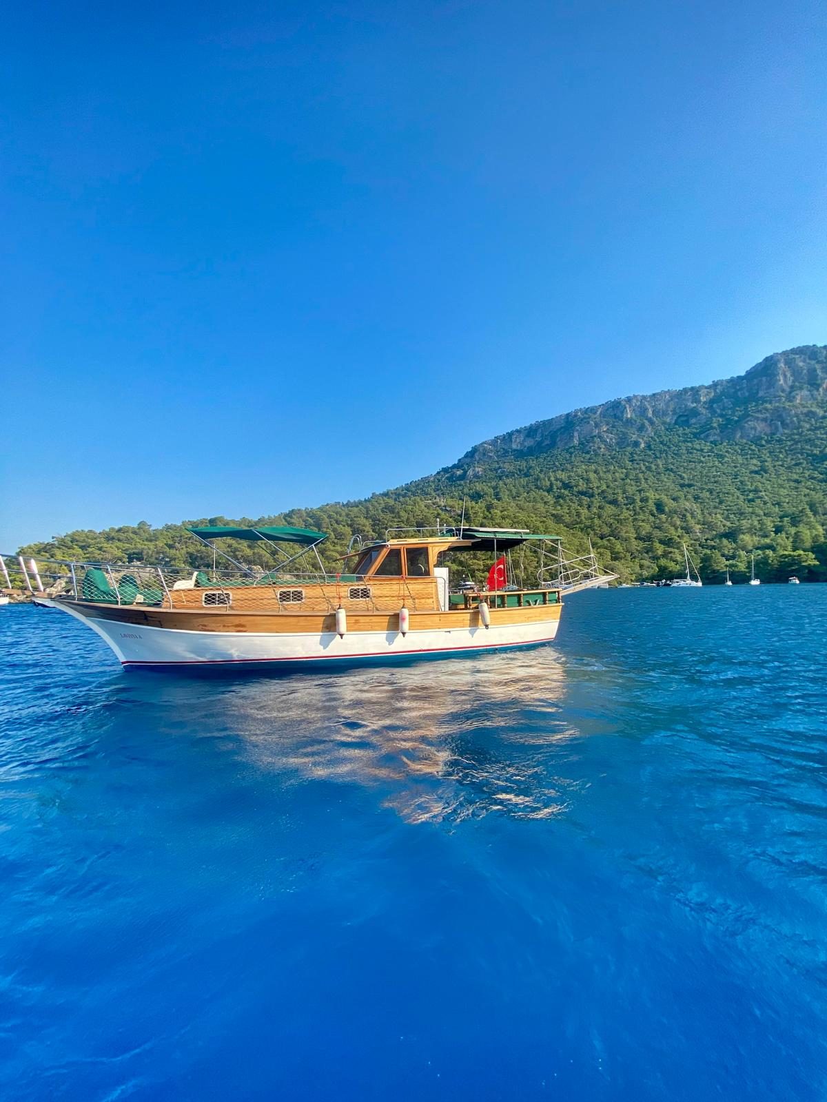 Bimini altında yemek alanı manzarası